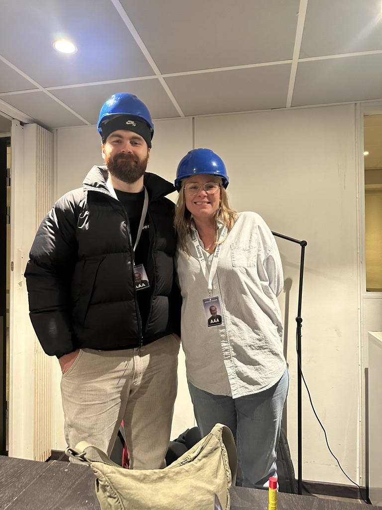 To i Sesong 1 med vernehjelm backstage