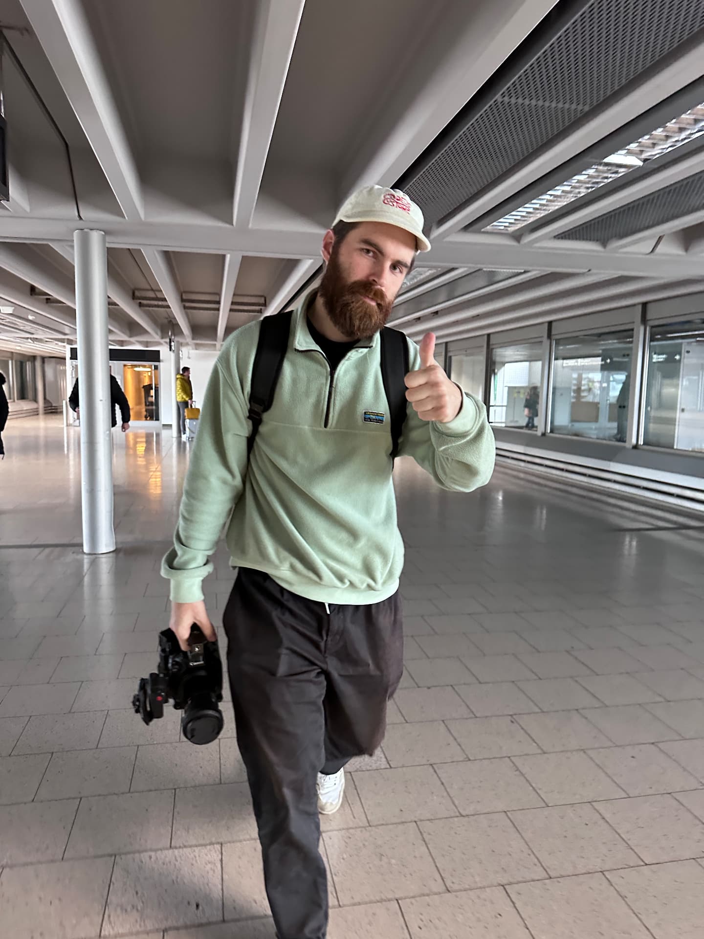 Tommel opp på vei til jobb