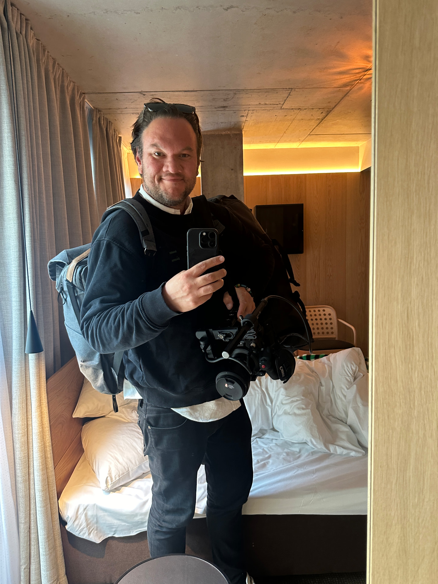 Klar for opptak på hotellrommet