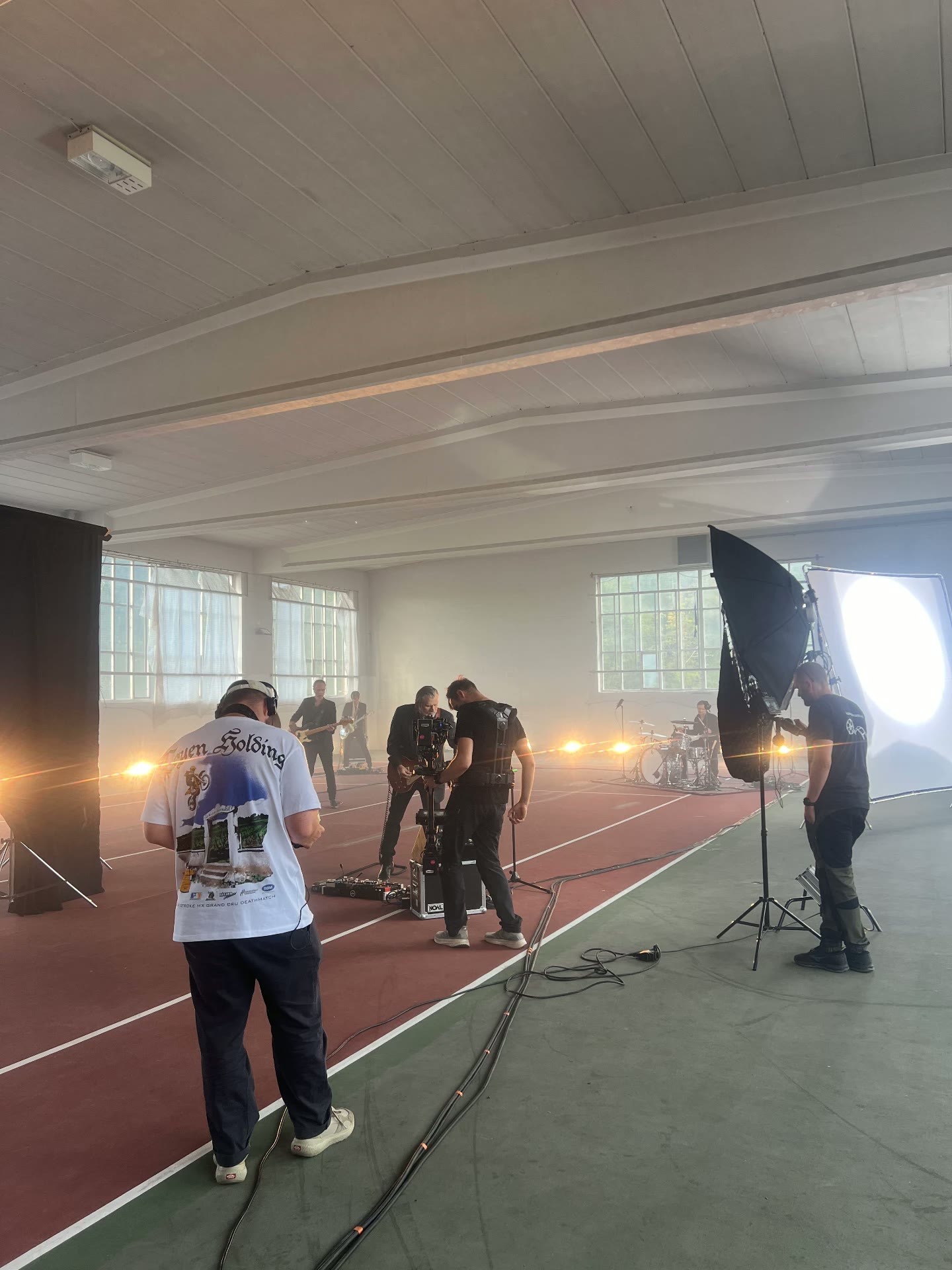 Musikkvideo-opptak i idrettshallen